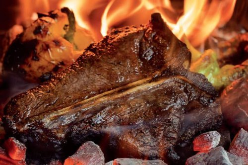 Aloyau gros filet sur braises, hachis de poivrons